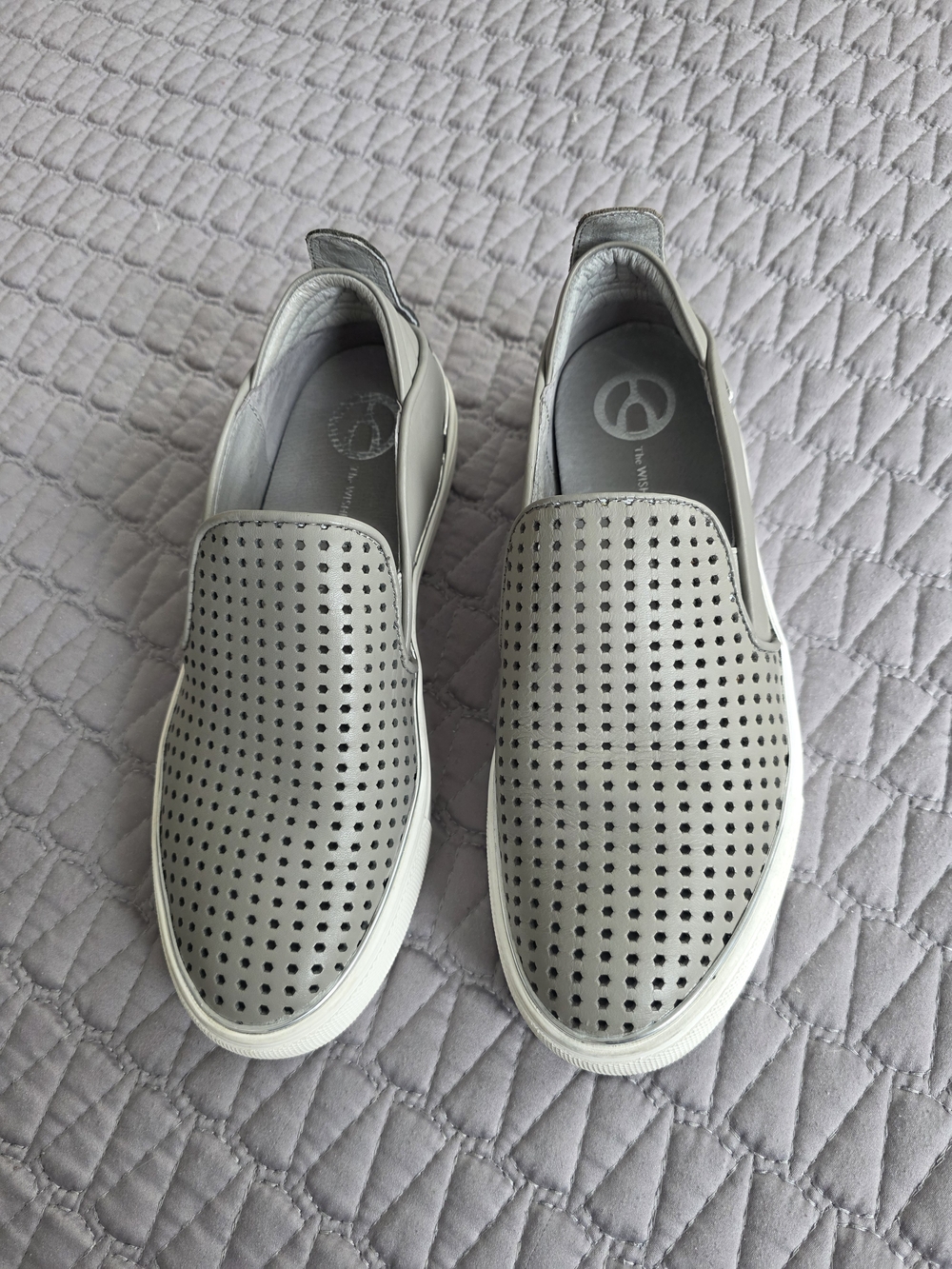 Wishbone Perforated Slip-On Sneakers in Light Gray S. 8.5